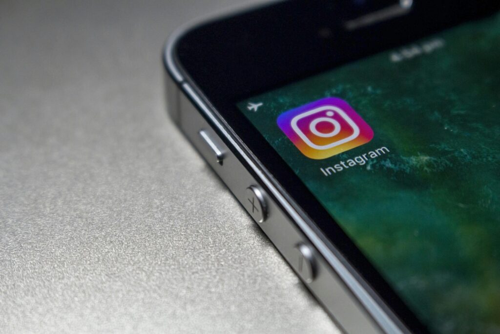 instastories – aplikacja Instagram na ekranie smartfona symbolizująca publikowanie i oglądanie relacji Instagram Stories w mediach społecznościowych