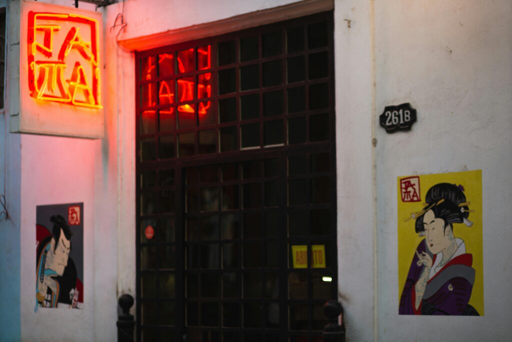 influencer kto to zapytaj – neonowy znak i grafiki uliczne symbolizujące kulturę internetową, trendy oraz wpływ influencerów w mediach społecznościowych